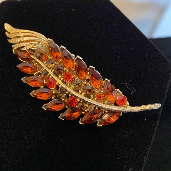 Vintage Brooch up-cycled in to a Hair Barrett. Excellent condition. 3” - Picture 2 of 7